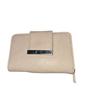 Womens Tahari Wallet In Excellent Conditon With Identity Theft Liner!